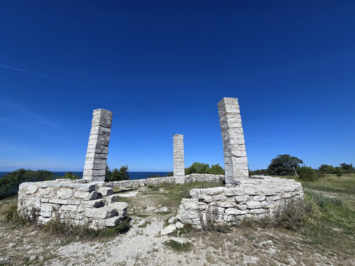 Andy_FSTA2025's tweet photo. Galgberget Gallows, built during the 13th century, is where criminals were executed. The gallows were situated on the cliff so that there was a clear view of them from Visby and the sea. Brutal times. #HangEmHigh #Visby https://t.co/jvEF35gd1t