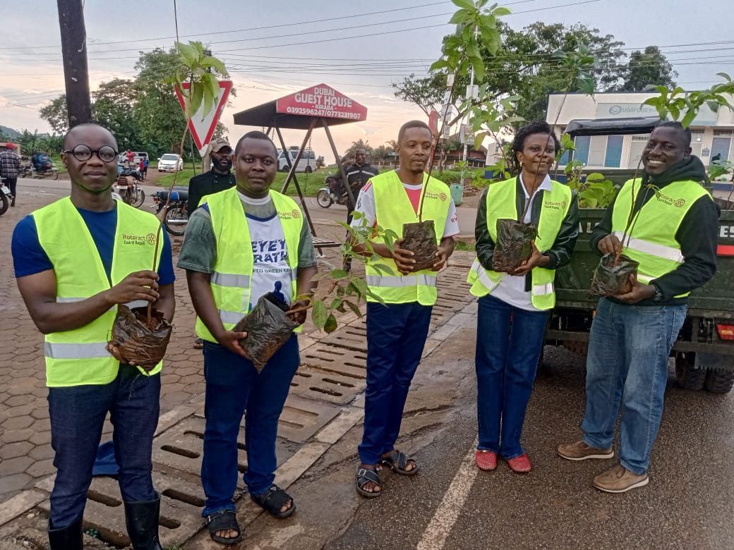 SeyeyaMarathon's tweet photo. The @rackagadi participated in the go green kagadi initiative by planting trees along kagadi market Street, mugenyi street and kibaale road🙏
Together for a greener kagadi 🙏
#SmartGreenTown https://t.co/zzdMGynPKw