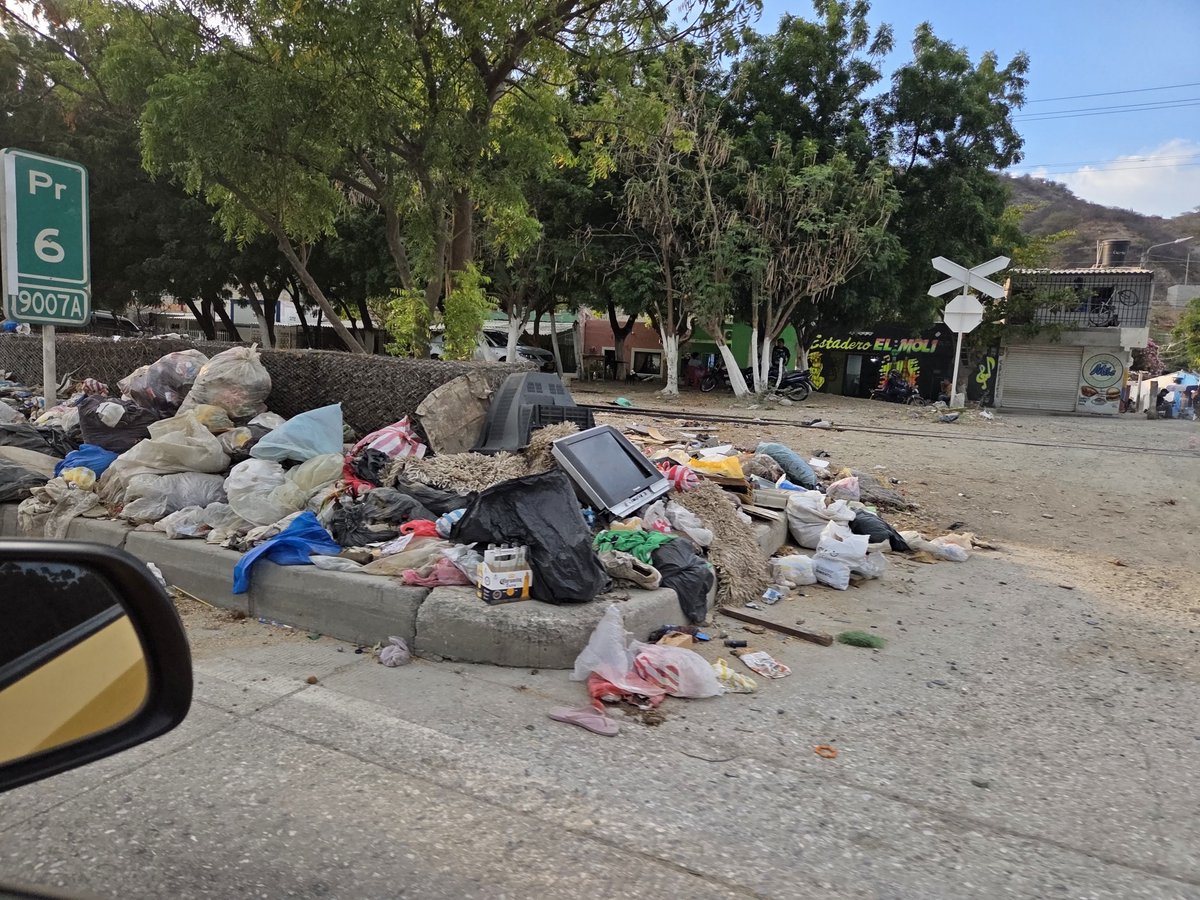 olarte012's tweet photo. @JACOBOSOLANOC El problema de la basura en Santa Marta nació como un problema político, pero con el tiempo se volvió también cultural. Este agosto conversé con un taxista sobre algo que no debemos normalizar: la basura en las calles. Mucho menos aceptar que solo se limpien las zonas hoteleras. https://t.co/Z8pfscou2b