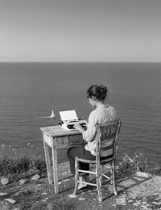 literlandweb1's tweet photo. "No te des demasiada importancia. Cuidado con el ego y con darte demasiada importancia. No seas un escritor. Es una terrible forma de vivir tu vida. No ganarás nada con ello salvo pobreza, soledad y oscuridad. Así que si realmente quieres escribir, si te quemas por hacerlo, adelante. Pero no esperes nada de nadie. El mundo no te debe nada y nadie te lo ha pedido".  Paul Auster
