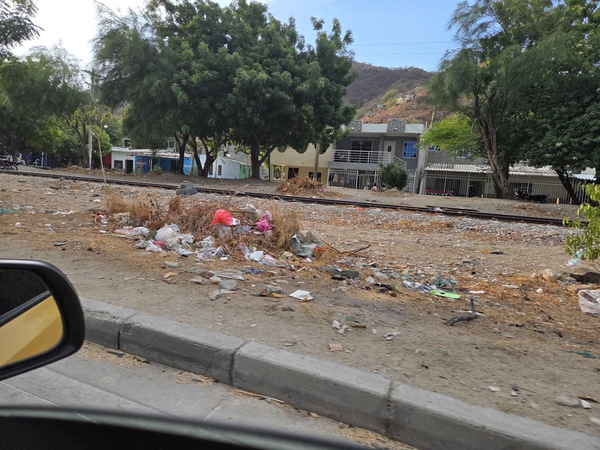olarte012's tweet photo. @JACOBOSOLANOC El problema de la basura en Santa Marta nació como un problema político, pero con el tiempo se volvió también cultural. Este agosto conversé con un taxista sobre algo que no debemos normalizar: la basura en las calles. Mucho menos aceptar que solo se limpien las zonas hoteleras. https://t.co/Z8pfscou2b