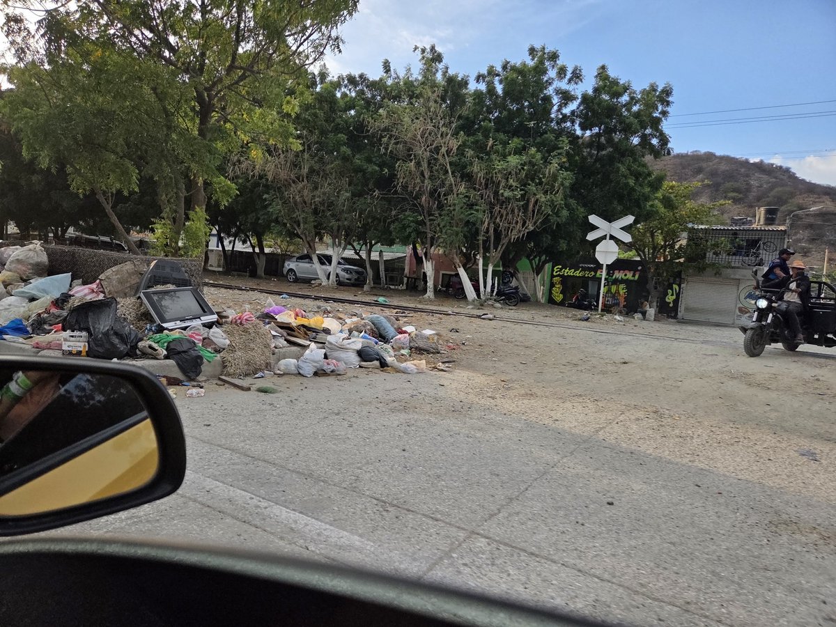 olarte012's tweet photo. @JACOBOSOLANOC El problema de la basura en Santa Marta nació como un problema político, pero con el tiempo se volvió también cultural. Este agosto conversé con un taxista sobre algo que no debemos normalizar: la basura en las calles. Mucho menos aceptar que solo se limpien las zonas hoteleras. https://t.co/Z8pfscou2b