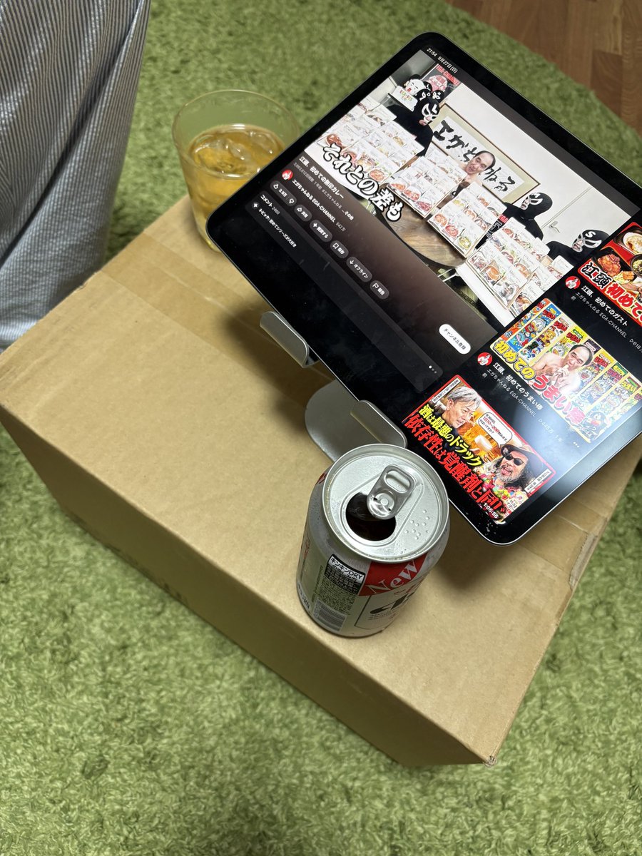 nk75_y's tweet photo. ダンボールをテーブルにしてる
iPadの角度がほぼ上向いてる
モモちゃんも気になってる https://t.co/LKn9Hx5NkS