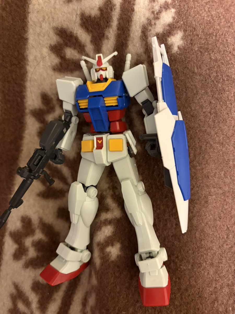 OkKip31's tweet photo. アナハイムにやる気が無さすぎる世界線のガンダム開発計画

大量に金をかけておいてこれをお出しされた連邦軍は烈火の如くキレ散らかし、後にガンダムmk2の開発を計画する事になる（大嘘） https://t.co/b3kDwcWUj8
