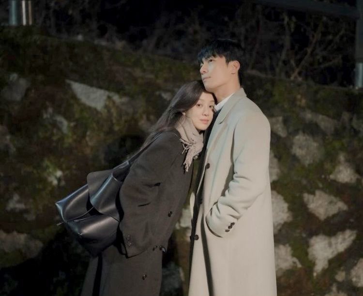 kdramahotgists's tweet photo. It’s been 48hrs and Still no official response from Wi Hajoon’s agency or the actress Jung Ryeo Won agency. 
Atp, I feel like they’re waiting for this to die down but trust me if they don’t address it, it’s never going to die down.
And honestly, I’m starting to think it might be true because why are they saying nothing? Maybe they don’t want to lie to fans and deny something that’s actually true.
Like I never imagined Wi Hajoon  as someone who would go for an older woman but then again you really never know these people.

I’m jealous, let me not lie.
But it’s not like I ever had a chance to begin with. I’ll just sit here, cry small and be happy for my boy. 😂
