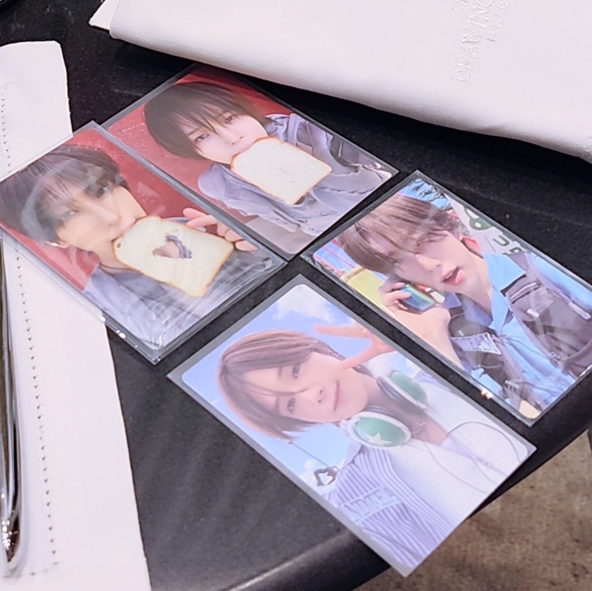 ponzju's tweet photo. we linked too hard with oomf we accidentally bring the same photocard https://t.co/Lr827zdQWv