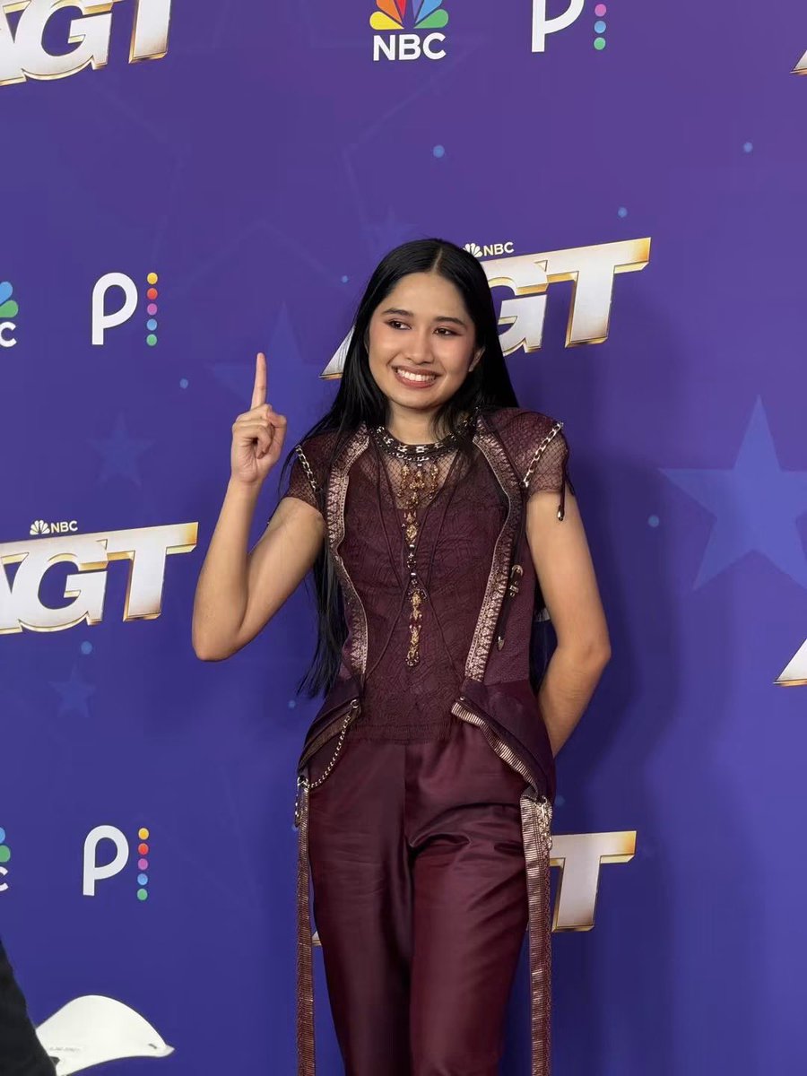 thaifashiond's tweet photo. #UPDATE: Nene Royal เปิดเบื้องหลังลุคคืนประกาศผล America’s Got Talent “Wonder Girl: The Journey Collection” 

ถ่ายทอดงานฝีมือไทยผ่านผ้าไหมน้อยทอมือ ย้อมสีธรรมชาติจาก ครั่ง เข ประโฮด และคราม รวมถึงผ้าไหมยกทองจากลวดลายจันทร์โสมา ก่อนนำมาตีความเป็นลุค “วณิพกพเนจร” 

#NeneRoyal https://t.co/QdcizHrEaI