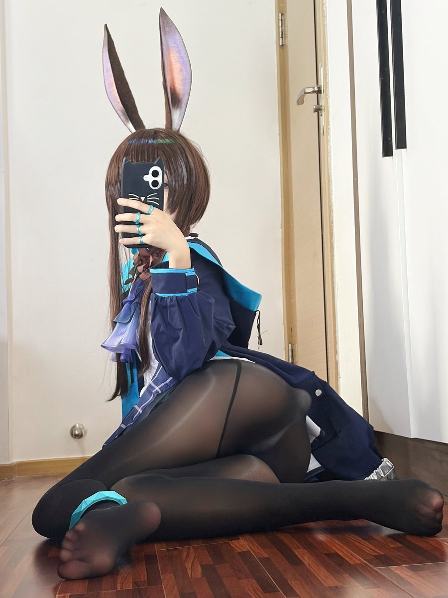 アークナイツ アーミヤのコスプレ ウサ耳と黒タイツ姿で床に座るミラーセルフィー