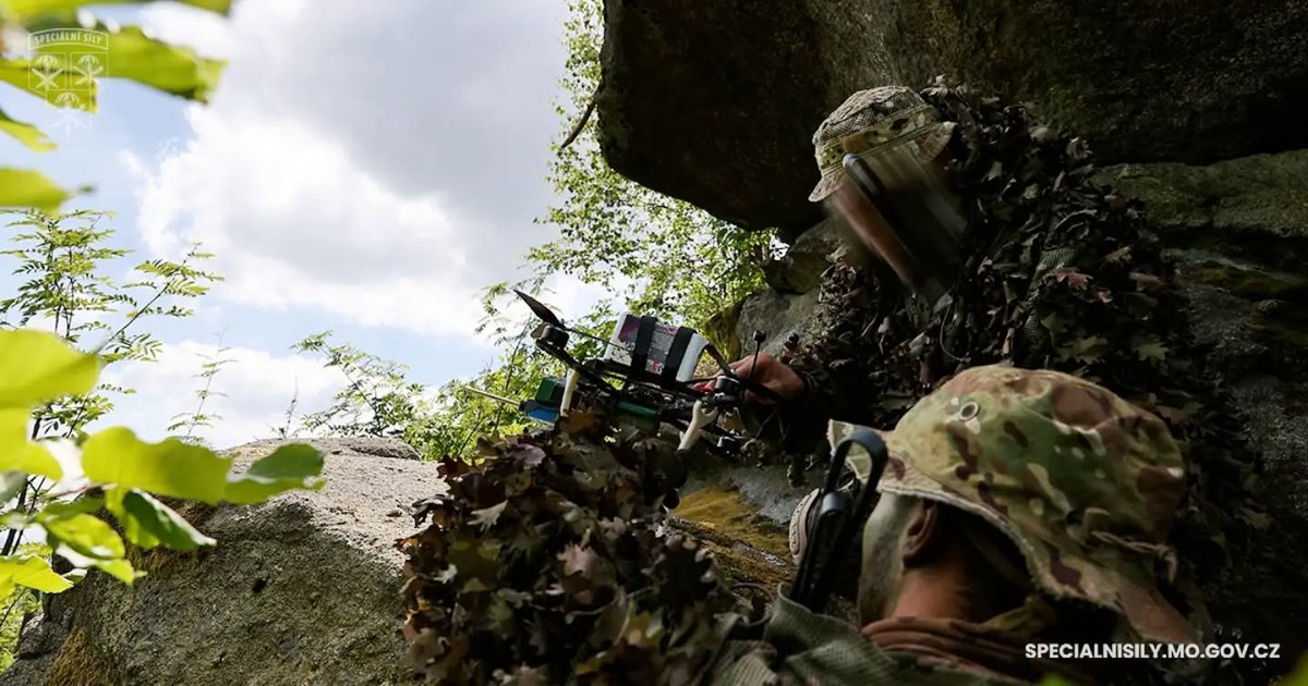 NATO_SOF's tweet photo. No script. No fixed sequence. Adapt as the situation changes. 🔄

Operators from Czechia’s 🇨🇿 601st Special Forces Group test new technologies and tactics during experimentation exercise SCAVENGER 2026.

As the scenario unfolds, operators must assess, decide and adapt in real time — testing new ways to communicate, detect a simulated adversary and protect against Unmanned Aerial Systems.

Because readiness isn't just preparing for what you expect. It's being able to adapt when conditions change.

📸 @spec_sily_acr | @ArmadaCR | @CZtoNATO