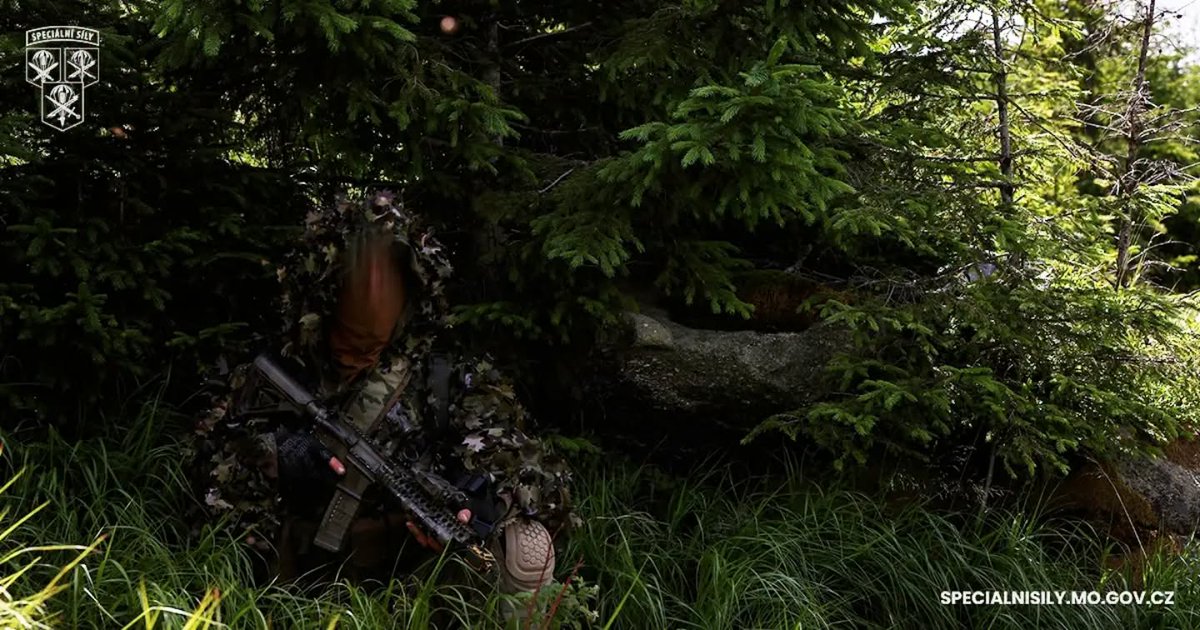 NATO_SOF's tweet photo. No script. No fixed sequence. Adapt as the situation changes. 🔄

Operators from Czechia’s 🇨🇿 601st Special Forces Group test new technologies and tactics during experimentation exercise SCAVENGER 2026.

As the scenario unfolds, operators must assess, decide and adapt in real time — testing new ways to communicate, detect a simulated adversary and protect against Unmanned Aerial Systems.

Because readiness isn't just preparing for what you expect. It's being able to adapt when conditions change.

📸 @spec_sily_acr | @ArmadaCR | @CZtoNATO