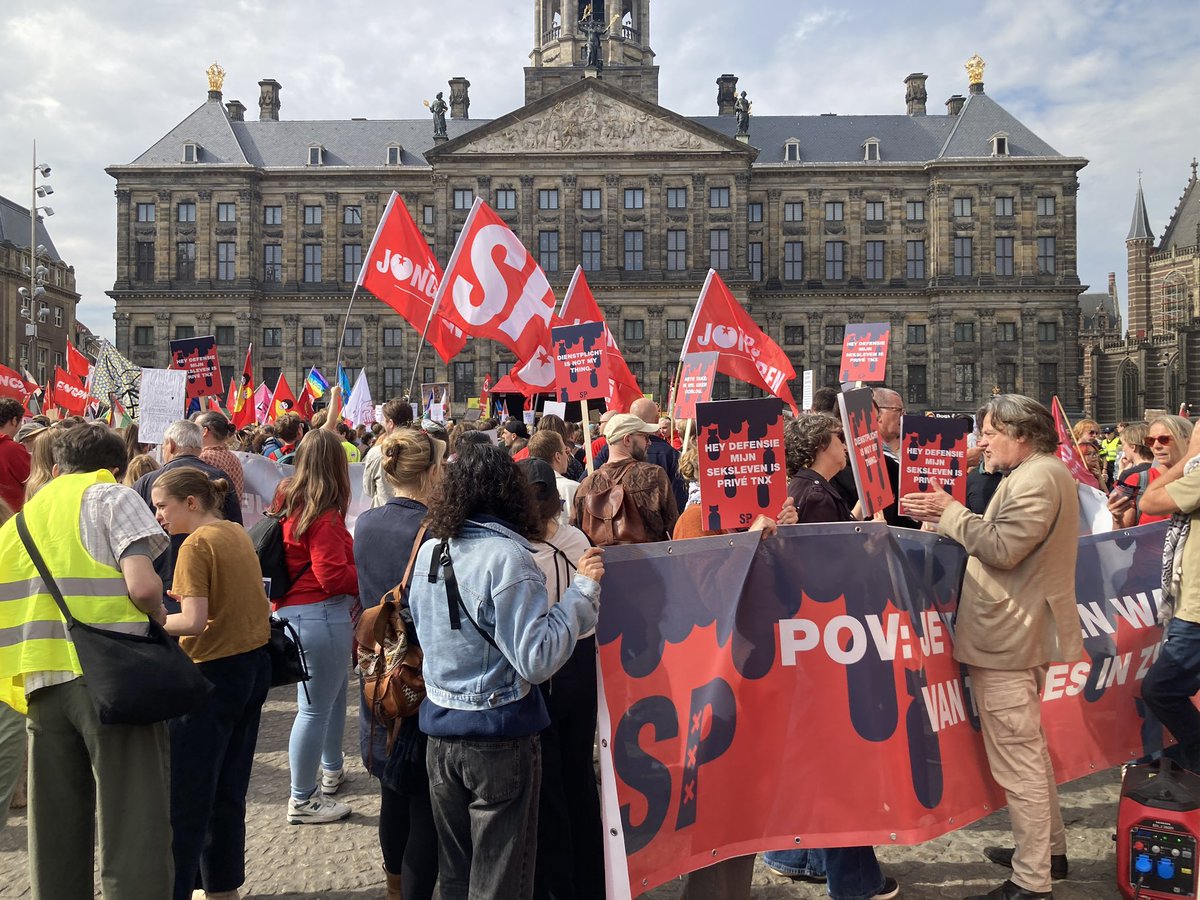 hubertsmeets's tweet photo. Observaties op Dam.
1. Gelet brede ondertekening  Manifest matige opkomst.
2. Organisatie @vredesbeweging_ , LSVb  en @FnvJong onzichtbaar.
3. Demonstratie gekaapt door neo-stalinisten verschillende pluimage.
4. Expliciete aanwezigheid pro-Kremlinkrachten. https://t.co/eOz1aKmOfh