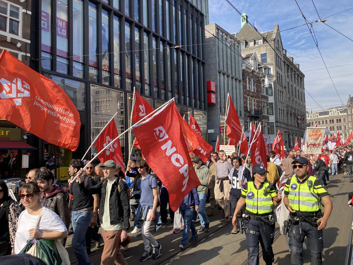 hubertsmeets's tweet photo. Observaties op Dam.
1. Gelet brede ondertekening  Manifest matige opkomst.
2. Organisatie @vredesbeweging_ , LSVb  en @FnvJong onzichtbaar.
3. Demonstratie gekaapt door neo-stalinisten verschillende pluimage.
4. Expliciete aanwezigheid pro-Kremlinkrachten. https://t.co/eOz1aKmOfh