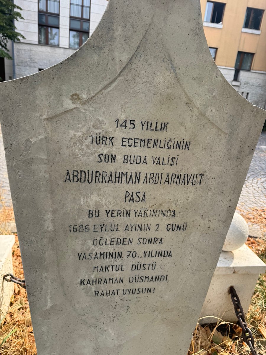 AzmiKaramahmut's tweet photo. “Kahraman düşmandı rahat uyusun.”
Türk egemenliğinin son Buda (Macaristan) valisi (1686).
 
En uç sınırda nöbetine devam eden “Gül Baba Cafer” (1541) türbesinde, minnet ve saygıyla. https://t.co/xgGE8zuAhN