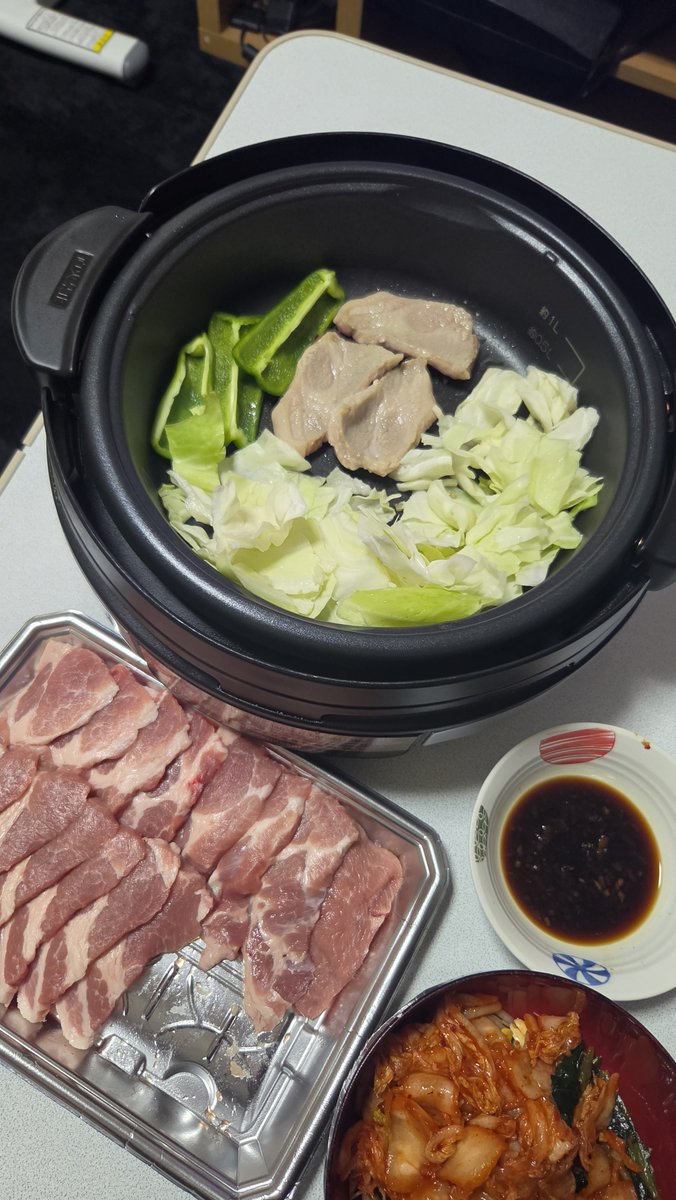 endless725's tweet photo. 休日終わりに焼肉。昼と同じく豚ロース。焼肉用なのです。脂身と赤身が丁度いい。それを焼肉のタレで食べるのが美味いのだ。箸休めの生カツオもあるよ。にんにく醤油たっぷりつけて食べる。明日は仕事です💦それでは乾杯でーす🍻
#晩酌　
#Twitter晩酌部　
#おうちごはん https://t.co/kgPCPddNsT
