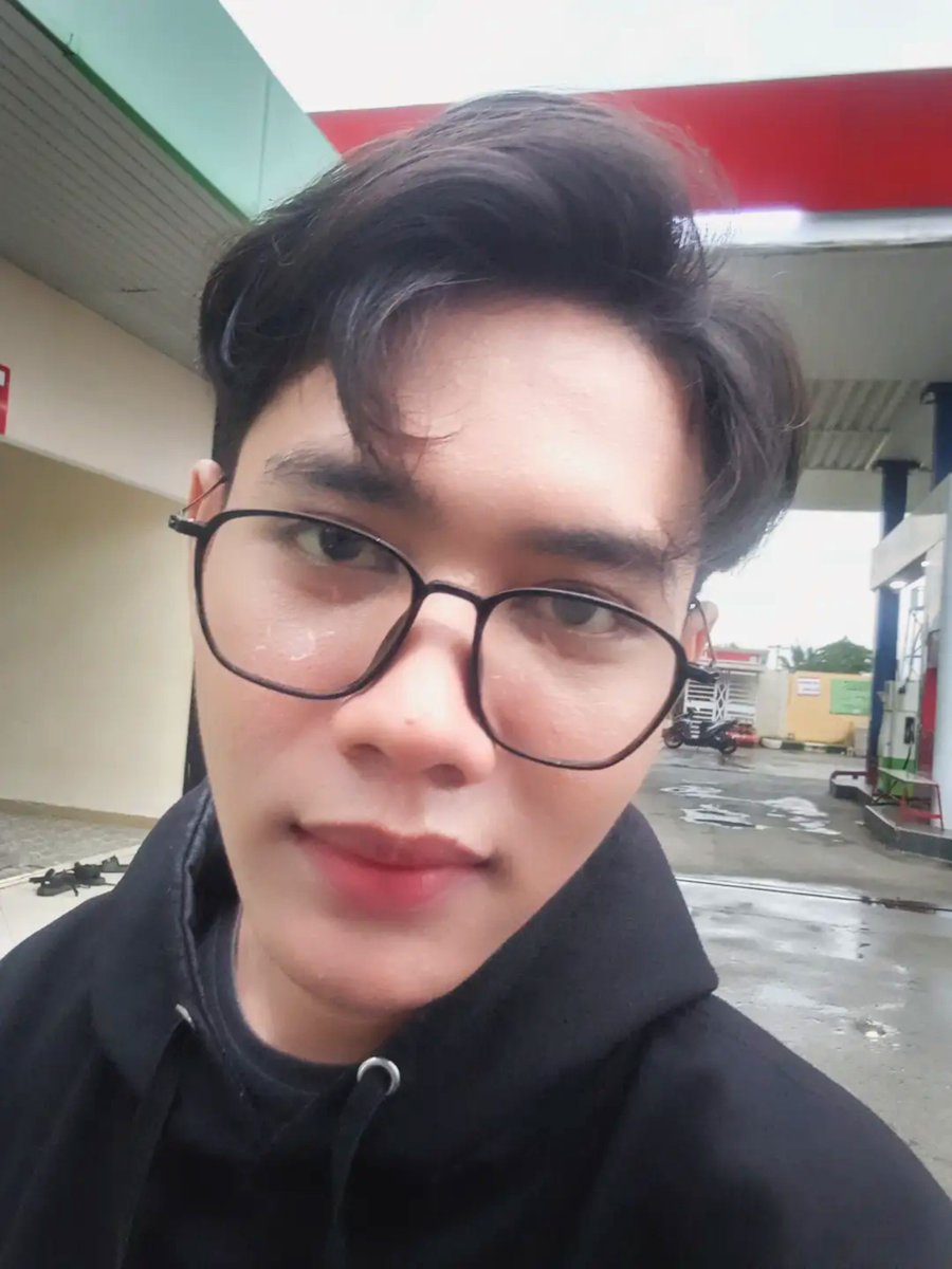 Hannsboyy's tweet photo. Cocok nggk pake kacamata https://t.co/GZRpyFWCyO