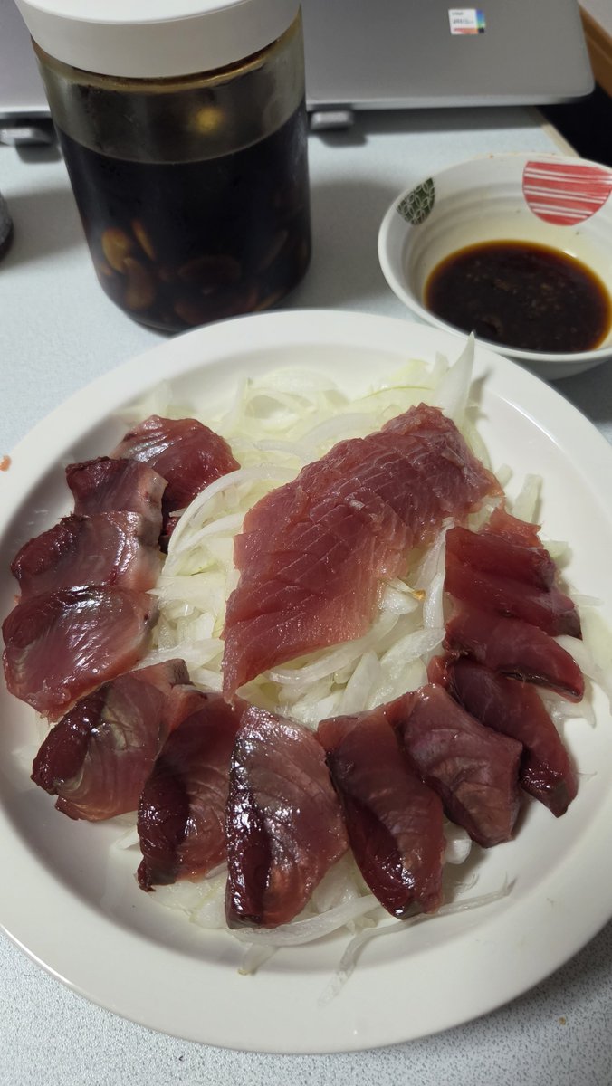 endless725's tweet photo. 休日終わりに焼肉。昼と同じく豚ロース。焼肉用なのです。脂身と赤身が丁度いい。それを焼肉のタレで食べるのが美味いのだ。箸休めの生カツオもあるよ。にんにく醤油たっぷりつけて食べる。明日は仕事です💦それでは乾杯でーす🍻
#晩酌　
#Twitter晩酌部　
#おうちごはん https://t.co/kgPCPddNsT