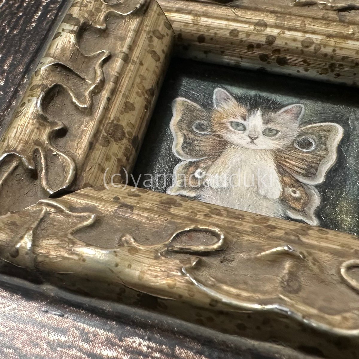 kikimikikiki's tweet photo. ミニ額原画の紹介

「てふねこ　ちゃ」
「てふねこ　みけ」
size 112mm x 112mm (額の外寸)

27mmx27mmの窓枠から覗くてふねこ
水彩画ですがジェッソやメディウムを使って重みをだしました。角度によってキラキラしています。

🧚9/29(23:59まで)
🧚https://t.co/wxyr8466Cj https://t.co/ziBXuvBvV5