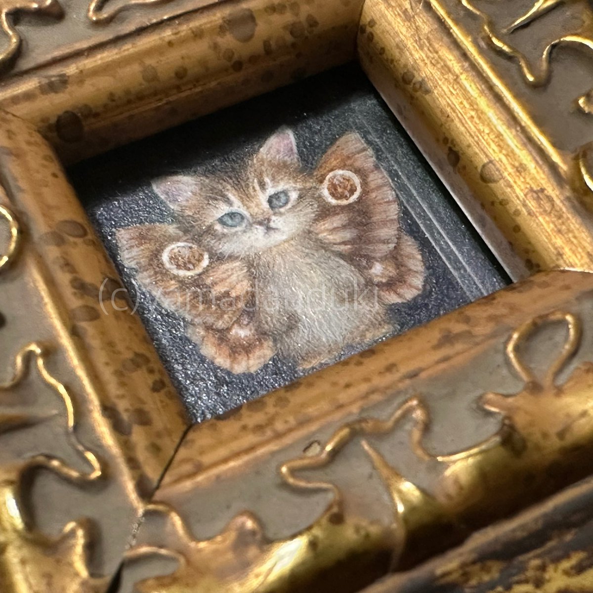 kikimikikiki's tweet photo. ミニ額原画の紹介

「てふねこ　ちゃ」
「てふねこ　みけ」
size 112mm x 112mm (額の外寸)

27mmx27mmの窓枠から覗くてふねこ
水彩画ですがジェッソやメディウムを使って重みをだしました。角度によってキラキラしています。

🧚9/29(23:59まで)
🧚https://t.co/wxyr8466Cj https://t.co/ziBXuvBvV5