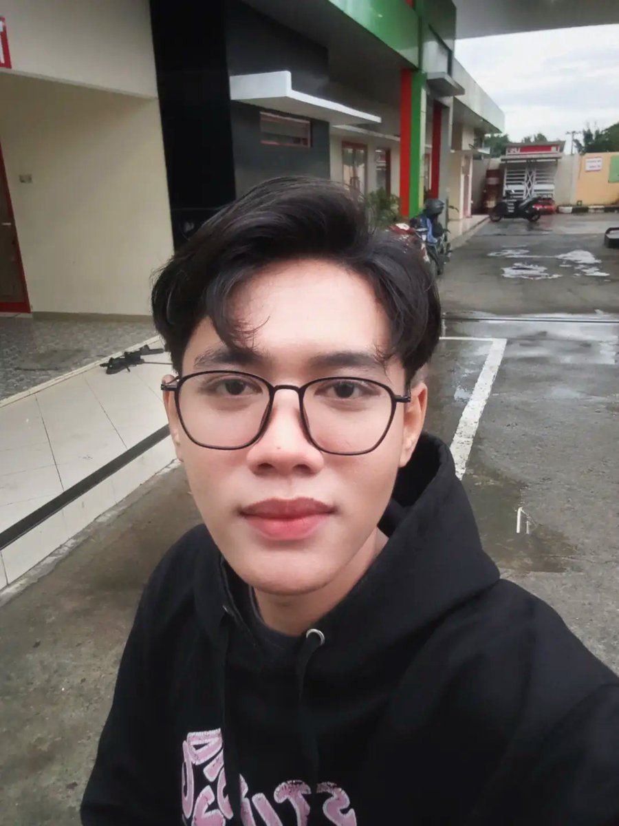 Hannsboyy's tweet photo. Cocok nggk pake kacamata https://t.co/GZRpyFWCyO
