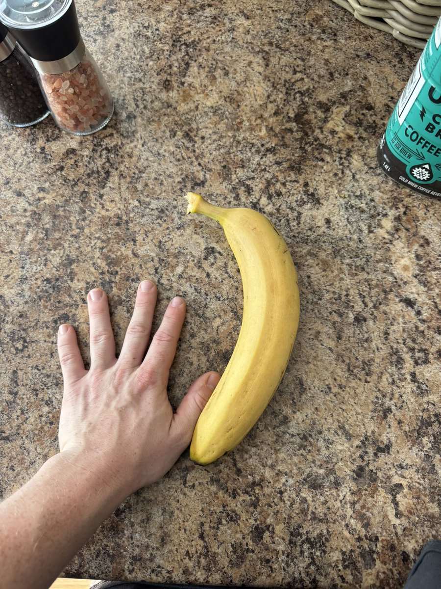 FloatsPC's tweet photo. The sheer girth of this banana is crazy https://t.co/SAhSEc1R61