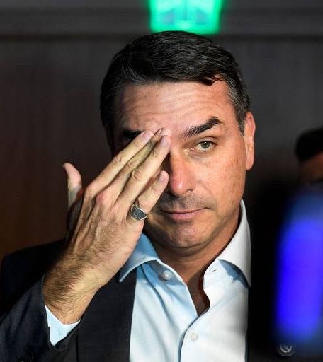 lazarorosa25's tweet photo. 🚨 MAIS UMA! Em livro, Pastor de Flávio Bolsonaro ataca fé católica e convoca evangélicos a se levantarem CONTRA Nossa Senhora Aparecida, para que ela não seja mais a padroeira do Brasil.

Detalhe importante: Flávio declarou que, se for presidente, o primeiro ato será decretar que o Brasil é do “Senhor Jesus Cristo”, afastando qualquer alusão à crença católica que vê a Rainha dos Céus como intercessora. Vão dizer que é fake news? 

CATÓLICOS CENSURADOS 
RESPEITEM NOSSA PADROEIRA
