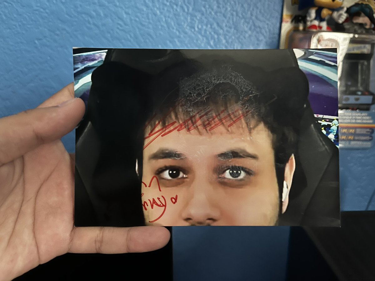 MrExcalibur_'s tweet photo. The legendary Sam pics with signatures from @SamsProStation @KennieAdventure @emzberry @KatieChrz what a crazy night to meet all of you it feels surreal!! DON’T BAN MEEE WASHED MAN https://t.co/LYSPfv5XF7