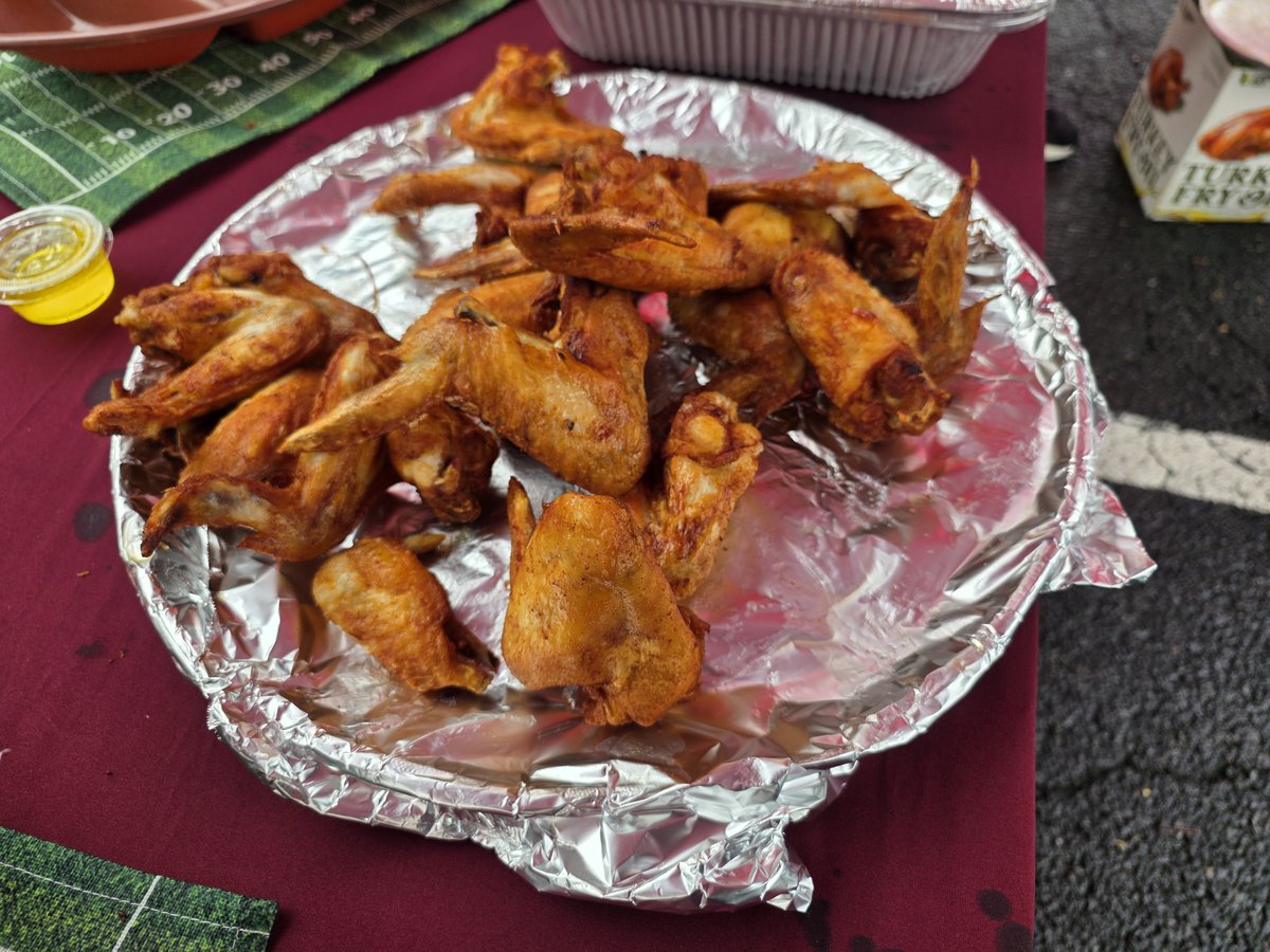 theHOGSIDE's tweet photo. You cant have a TailGate without @Commander_Nuggs  Buffalo Rub Fried Wings and Legs... eaten by your very own Taylor Heinicke!! #RaiseHail https://t.co/0O40TcaqaX