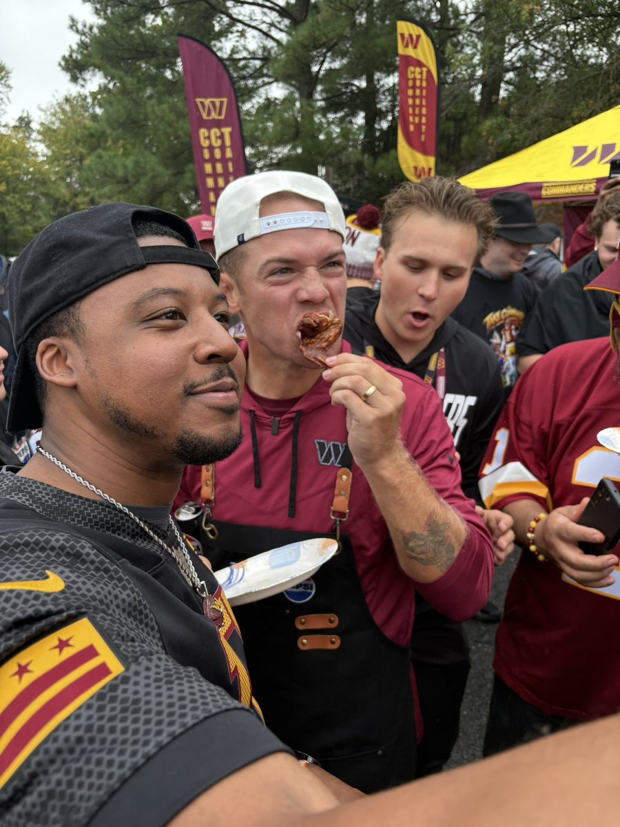 theHOGSIDE's tweet photo. You cant have a TailGate without @Commander_Nuggs  Buffalo Rub Fried Wings and Legs... eaten by your very own Taylor Heinicke!! #RaiseHail https://t.co/0O40TcaqaX