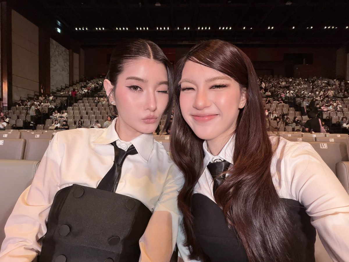 pangjiewr's tweet photo. ขอบคุณงาน feedxkhaosod awards 2026 นะคะ ที่มอบรางวัลให้กับพวกเรา พวกเราดีใจมากๆ ขอบคุณทุกฝ่ายในClairebell ที่ร่วมเดินทางกันมาค้าบ❤️

ขอบคุณแฟนๆที่ให้กำลังใจและสนับสนุน ใครที่มาวันนี้เดินทางกลับปลอดภัยน้า ขอบคุณทุกคนทางบ้านด้วย รักนะเมจิก🫶🏻

BLEJIE AT FEED KHAOSOD AW26
#FEEDxKHAOSODxBleJie
#FEEDxKHAOSODAwards2026