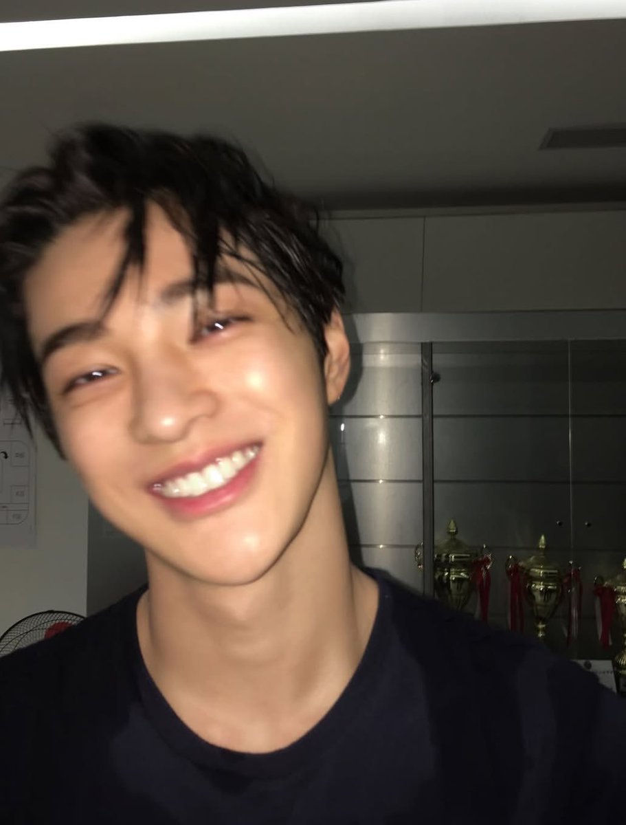 geonhocean's tweet photo. the iphone 5s camera was kinda cooking with keonho ngl 😭 https://t.co/JvX1Y9HVBp