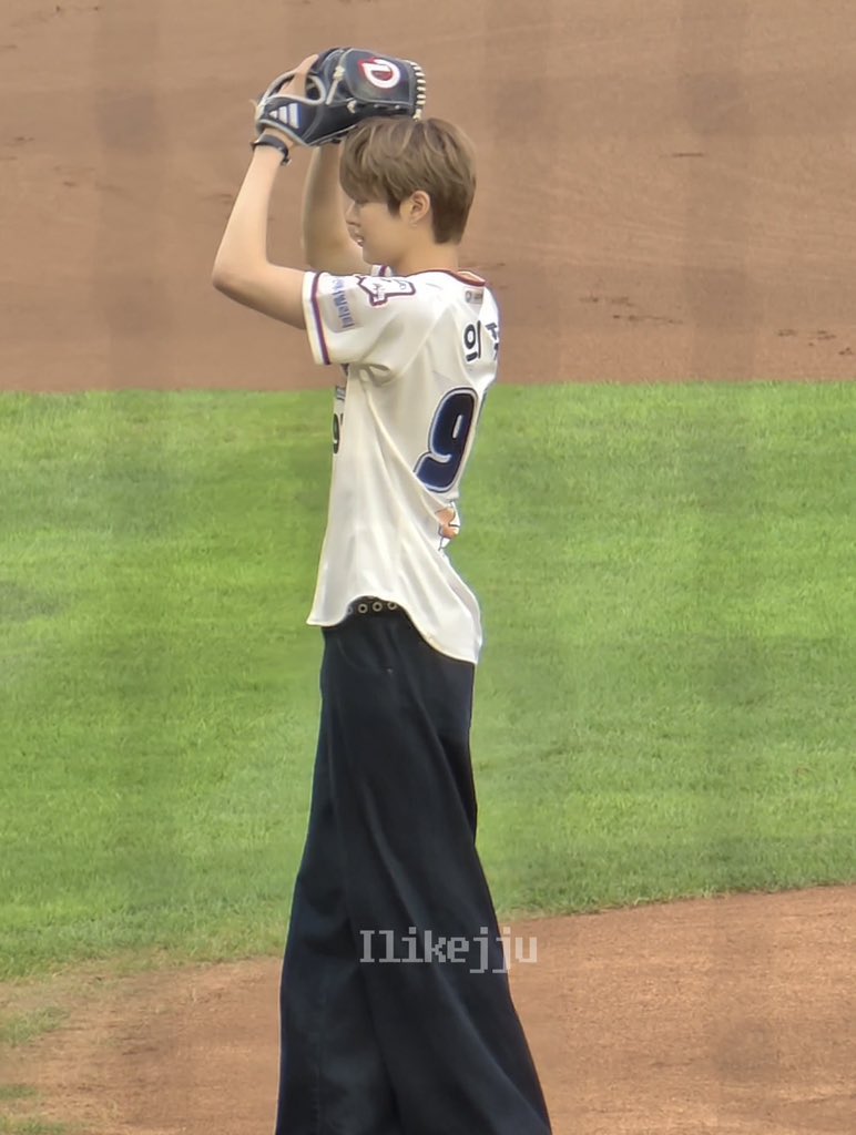 hochoo097's tweet photo. 아니 니몸매보고 침흘리는사람들땜에 대한민국 침마를날이 없는데 왜 자낮쭈 됏던거?이해가않되네 니몸매제단 만들어도 될판인데 https://t.co/7cTdTtiJmi