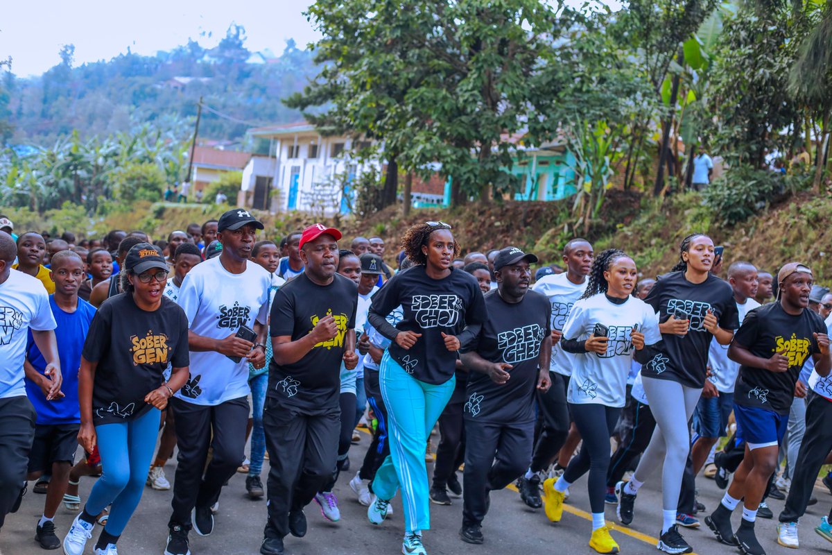 RwandaNorth's tweet photo. Minisitiri @nmukazayire wa @Rwanda_Sports, Guverineri @gahundemaurice n’abandi bayobozi bifatanyije n’abaturage ba @GakenkeDistrict muri siporo, mu rwego rwo guteza imbere ubuzima buzira umuze no gukangurira abaturage kwirinda ibiyobyabwenge n’ibinyobwa bitujuje ubuziranenge https://t.co/BxWu4J9q5r