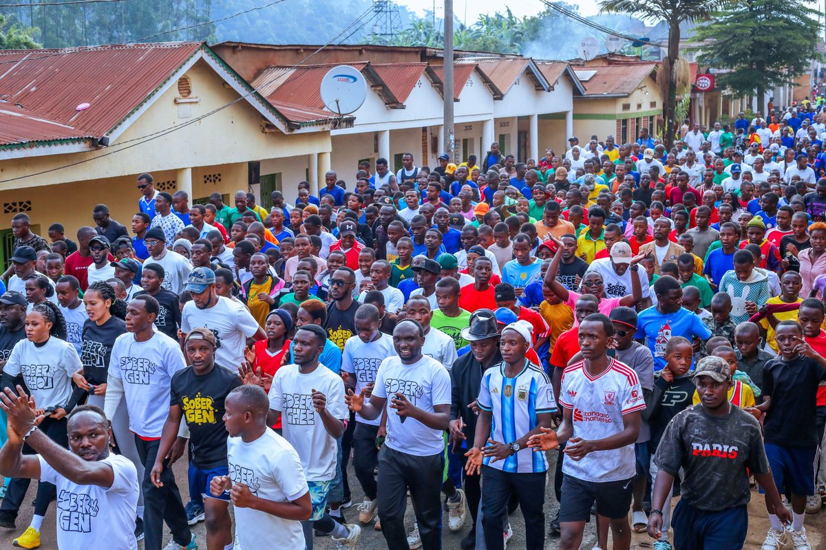 RwandaNorth's tweet photo. Minisitiri @nmukazayire wa @Rwanda_Sports, Guverineri @gahundemaurice n’abandi bayobozi bifatanyije n’abaturage ba @GakenkeDistrict muri siporo, mu rwego rwo guteza imbere ubuzima buzira umuze no gukangurira abaturage kwirinda ibiyobyabwenge n’ibinyobwa bitujuje ubuziranenge https://t.co/BxWu4J9q5r