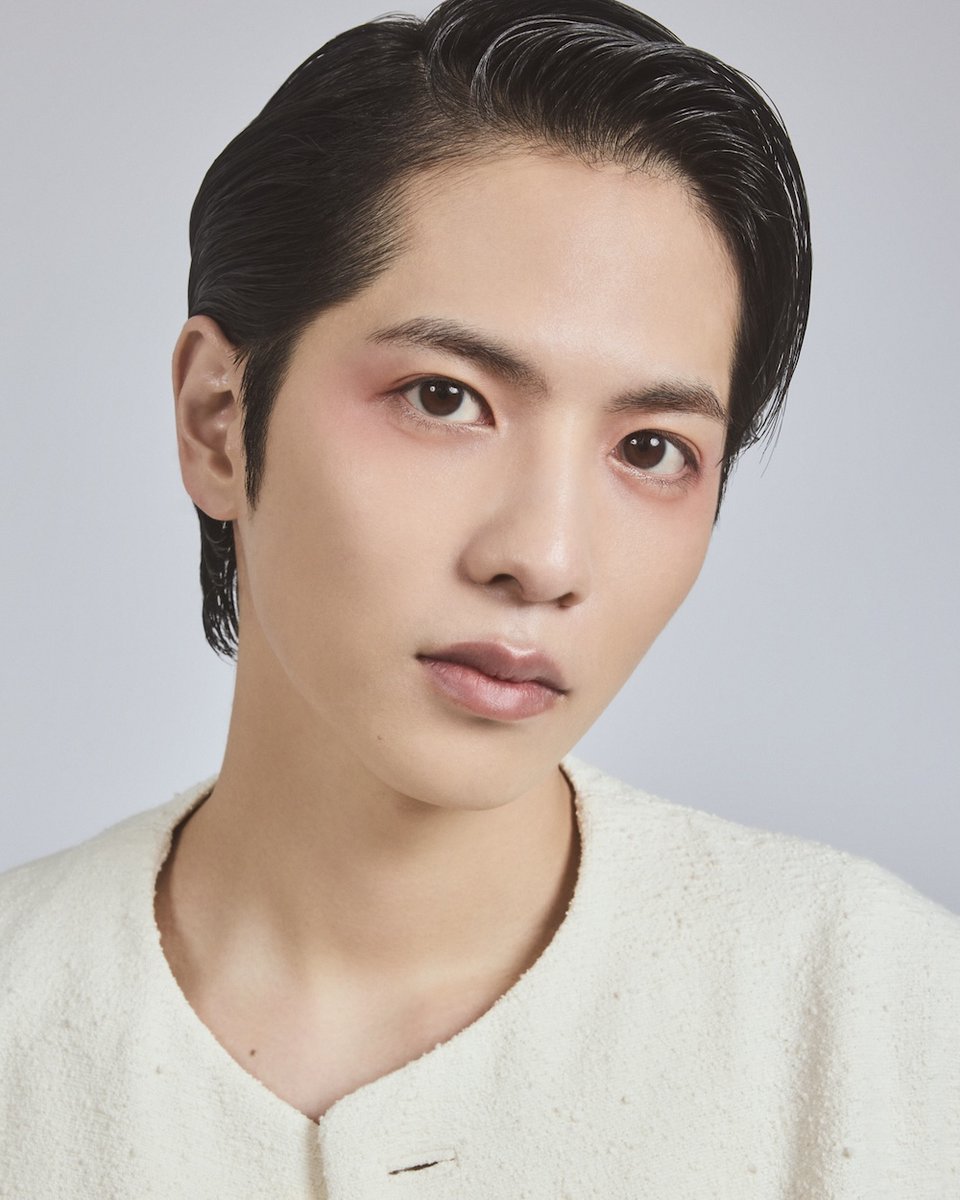 voguejp's tweet photo. 志尊淳が、自らシャッターを切ってセルフポートレートに挑戦
https://t.co/f5GBOHsAwa

#PR https://t.co/oPddNTLHgH