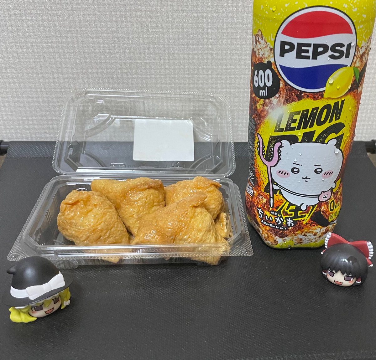 utatataneko's tweet photo. おはよ─ヽ(◍˃ᗜ˂◍)ﾉ─ｯｯ!!

💧ペットボトルの水滴💧
ちいかわの表情も相まって
ちいかわ汗かいてるみたいに見えた笑

歌猫が食べたお稲荷さんはゴマが入ってたよ😺

高校生の時にバイトしてたお店は五目入りのお稲荷さん

お稲荷さんの中身色々あるね😸 https://t.co/UmgIgpJDI4