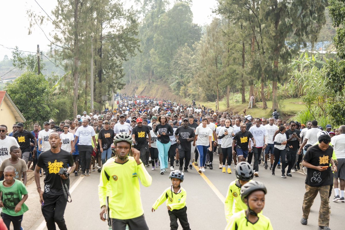 RwandaNorth's tweet photo. Minisitiri @nmukazayire wa @Rwanda_Sports, Guverineri @gahundemaurice n’abandi bayobozi bifatanyije n’abaturage ba @GakenkeDistrict muri siporo, mu rwego rwo guteza imbere ubuzima buzira umuze no gukangurira abaturage kwirinda ibiyobyabwenge n’ibinyobwa bitujuje ubuziranenge https://t.co/BxWu4J9q5r