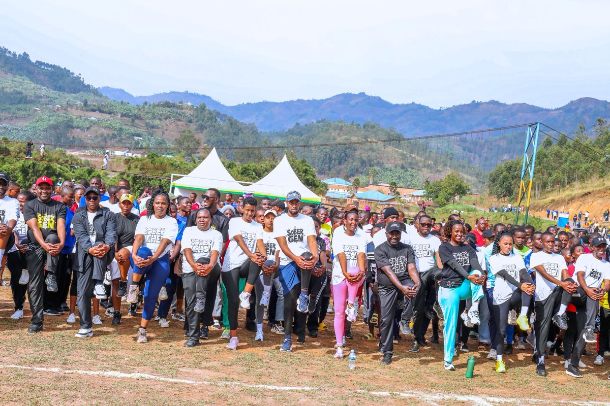 RwandaNorth's tweet photo. Minisitiri @nmukazayire wa @Rwanda_Sports, Guverineri @gahundemaurice n’abandi bayobozi bifatanyije n’abaturage ba @GakenkeDistrict muri siporo, mu rwego rwo guteza imbere ubuzima buzira umuze no gukangurira abaturage kwirinda ibiyobyabwenge n’ibinyobwa bitujuje ubuziranenge https://t.co/BxWu4J9q5r