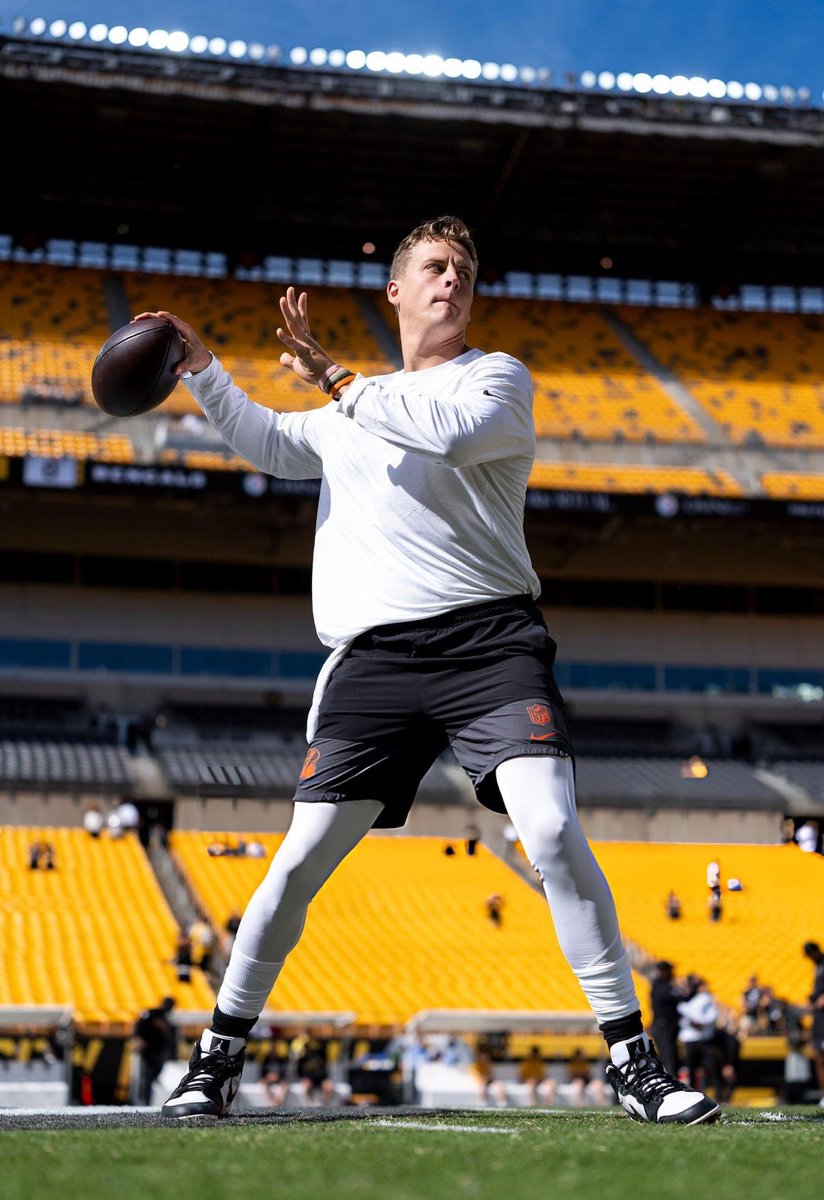 CincyBengalsBR's tweet photo. Joe Burrow se aquecendo agora há pouco! https://t.co/7rqx9dNA9J