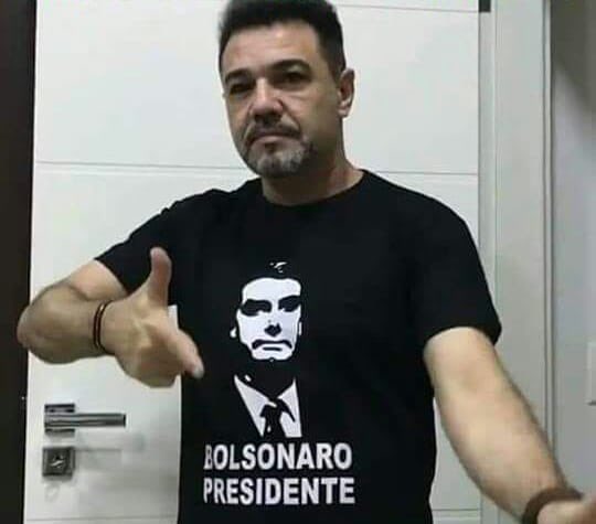 PedroRonchi2's tweet photo. Cristão bolsonarista // cristão ‘comunista’ https://t.co/G63yCY6ccH