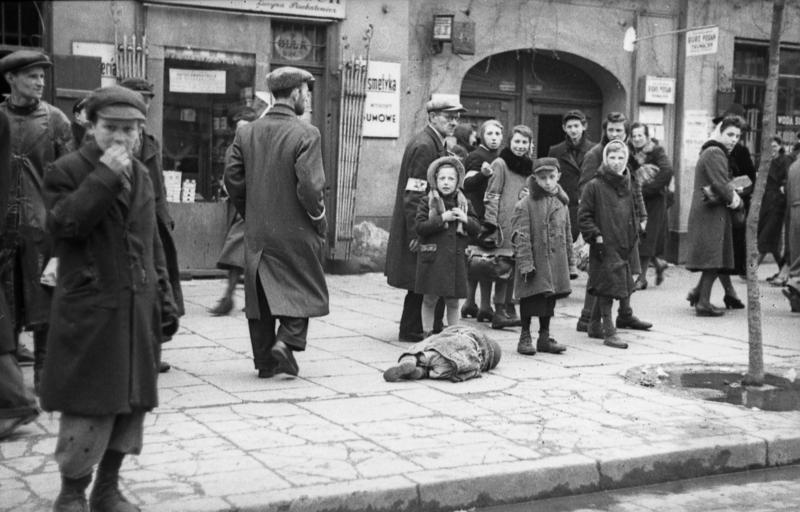AnitaSchelde's tweet photo. INFO pani od historii ❗️❗️❗️

Skrzywdzeni za dziecka albo dobrze opłaceni, próbują nieudolnie podciąć mi skrzydła, w taki sposób :
"Po co idiotko się tak wysilasz ??? I tak cię nikt nie czyta. Hehehe".

Powiem tak :
Może nie czyta mnie tyle osób co Pana Stanowskiego, ale w przeciwieństwie do niego to moje konto jest monitorowane 24h na dobę przez ⬇️
Najbardziej wpływową Ambasadę na Świecie.
Najpotężniejszą Ambasadę w Europie.
A i ta trzecia podobno z "ciekawością" mi się przygląda.
I to już jest wystarczająca oznaka WYJĄTKOWOŚCI i ELITARNOŚCI naszej Szkoły ✌️
A kto w Polsce oprócz mnie, odejmuje sobie chleb od ust i skupuje na Amazon i eBay - unikatowe, pojedyncze książki, pamiętniki z zakresu historii ??? No właśnie.

Ja wiem co was najbardziej BOLI ❗️ Niewygodna Prawda.
Ale to już nie mój problem. Bo ja jej nie tworzę, tylko ją PRZYPOMINAM ❗️

PIERWSZY Naród który cierpiał niewyobrażalny terror i głód ❗️❗️❗️⬇️
Śp. Stanisław Różycki - najbardziej tajemnicza postać z Grupy "Oneg Szabat" o sytuacji w "Warschauer Ghetto" :
„Młodzi i starzy, mężczyźni i kobiety, mieszczaństwo i proletariat, kupcy i inteligencja, zdeklasowani i zdegradowani, gdy nie mają silnych pięści i szerokich bar[ów], gdy nie umieją przepychać się per fas et nefas przez bagno życia, muszą automatycznie odpaść, bo 1 tu panuje prawo silniejszego. Więc ulica, na którą zostają brutalnie i bezwzględnie wyrzuceni, pożera ich, żebrzą miesiąc, dwa, trzy, ale wszyscy kończą się i umierają na ulicy czy w szpitalach. Z głodu czy zimna, chorób czy depresji. Odpadają nikomu niepotrzebni byli ludzie, byli obywatele.
Umiejętność rozpychania się łokciami, przechodzenia po trupach słabszych. Trzeba umieć nauczyć się bezwzględności, twardości, nieczułości; nie znać uczucia litości, współczucia. Być pozbawionym wszelkiego sentymentu. Nie znać, co to poczucie solidarności, obowiązek wobec bliźnich, odrzucić altruizm, ludzkość, humanitaryzm. Po trupach do celu, kto po drodze przeszkadza, tego pięścią rozwalić, przydeptać i iść
dalej. Prawo silniejszego wszechwładnie panuje”.

DRUGI Naród który cierpiał niewyobrażalny terror i głód ❗️❗️❗️⬇️
Emanuel Ringelblum :
„Jest pełno takich kryjówek po polskiej stronie. W nich ukryta jest nieśmiertelna przyjaźń i wdzięczność tych, którzy zostali uratowani z paszczy niemieckiego potwora. Ich imiona na zawsze pozostaną dla nas cenne. Są bohaterami, którzy walczyli z największym wrogiem ludzkości...W Warszawie i w całym kraju są tysiące takich idealistów, zarówno wśród ludzi wykształconych, jak i robotników, którzy z największym oddaniem pomagają Żydom, ryzykując własnym życiem. Każdy Żyd wyrwany ze szponów krwiożerczego niemieckiego potwora musiał mieć chrześcijańskiego idealistę, który czuwał nad nim dzień po dniu jak Anioł Stróż. Najpiękniejsze powieści będzie można napisać o bohaterstwie Polaków, o najszlachetniejszych idealistach, którzy nie ulękli się gróźb wroga, wyzierających z czerwonych plakatów".

Źródło :
Archiwum Żydowskiego Instytutu Historycznego.
Ring I/428, Stanisław Różycki - „To jest getto ! (Reportaż z inferna XX wieku)”, 7 XII 1941 r.
Emanuel Ringelblum - „Stosunki polsko-żydowskie w latach II wojny światowej”.

Sprawy ORGANIZACYJNE
Kochani, bardzo proszę propagować naszą wiedzę, gdzie tylko się da. W innych szkołach, urzędach, biurach, korporacjach i zakładach pracy.
I zawsze proszę podawać autorkę : @AnitaSchelde.
A u nas, tak jak zawsze, normalny tok zajęć :
- klikamy RT
- piszemy komentarze
- wpieramy panią od historii, żeby starczyło nie tylko na szkolne książki ale i chleb. Dziękuję ❤️.
https://t.co/uYX0ELCMFj