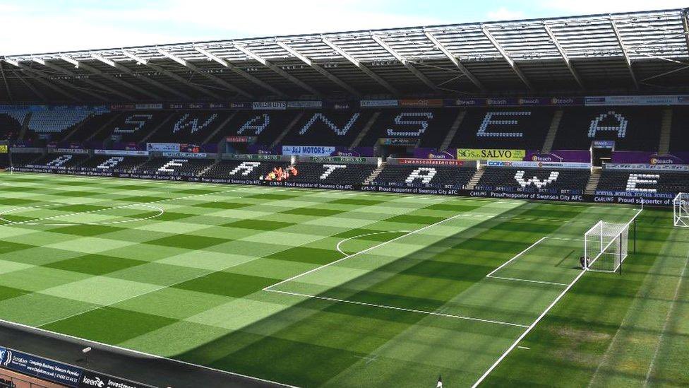 SanGrownIdiot's tweet photo. @utdcynical ‘Pitches that look like agricultural shows…’ https://t.co/HaUOEY7uzI