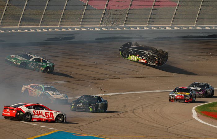 Deontwo9's tweet photo. RACEDAY. A VINTAGE 1.5 THIS AFTERNOON SON. THE HOLLYWOOD CASINO 400. #CHASEISON
BET of DAY: PREECE t10 
@floridamanRO @notrupertpupkin @BrettFILLlips @GeffJordan42 @DeanPortman8 @DrBruceConkle @CajunPeteMac @ratincobbsalad @LobertRee1861 @ErnieOnYoBlock @woodyracin @Ryan_LaFalce https://t.co/ggYTVmBv6y