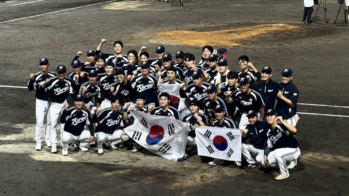 qpqpbook2's tweet photo. 대한민국 2026 아시안게임 야구 금메달 !!🥇🥇 https://t.co/Y3g7tSuGaC