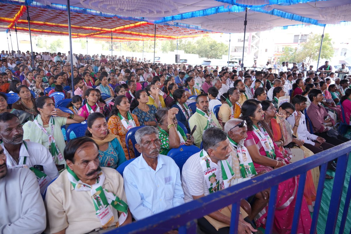 hd_kumaraswamy's tweet photo. 📍ಬೆಂಗಳೂರು

ನೈಸ್ ಇಂಟಿಗ್ರೇಟೆಡ್ ರಸ್ತೆಯ ಬಾಧಿತ ಗ್ರಾಮಗಳ ಜನರಿಂದ ಅಹವಾಲು ಸ್ವೀಕರಿಸಿದ ಸಂದರ್ಭ.

ಮಾದಾವರ, ಶ್ರೀಕಂಠಪುರ, ಅಂಚೆಪಾಳ್ಯ, ತೋಟದಗುಡ್ಡದಹಳ್ಳಿ, ತಮ್ಮೇನಹಳ್ಳಿ ಗ್ರಾಮಗಳ ನೂರಾರು ಜನರು ನೈಸ್ ಯೋಜನೆ ವಿರುದ್ಧ ದೂರುಗಳನ್ನು ಸಲ್ಲಿಸಿದರು.

ಈ ಎಲ್ಲಾ ಗ್ರಾಮಗಳ ರೈತ ಬಂಧುಗಳು ತಲೆತಲಾಂತರಗಳಿಂದ ನಂಬಿಕೊಂಡು ಬಂದಿದ್ದ ಭೂಮಿ ಲಪಟಾಯಿಸಲು ಈ ಸರಕಾರವು ನೈಸ್ ಕಂಪನಿ ಜತೆ ಸೇರಿ ಸಂಚು ರೂಪಿಸಿದೆ. ಈ ಜನರ ಜತೆ ನಾನಿದ್ದೇನೆ. ಒಂದು ಇಂಚು ಭೂಮಿಯನ್ನು ಕಿತ್ತುಕೊಳ್ಳಲು ಬಿಡುವ ಪ್ರಶ್ನೆಯೇ ಇಲ್ಲ ಎಂದು ಸಾರ್ವಜನಿಕರಿಗೆ ಸ್ಪಷ್ಟ ಭರವಸೆ ನೀಡಿದ್ದೇನೆ.

ಈ ಕಾರ್ಯಕ್ರಮದಲ್ಲಿ ನನ್ನೊಂದಿಗೆ ವಿಧಾನ ಪರಿಷತ್ ಸದಸ್ಯ ಟಿ.ಎನ್. ಜವರಾಯಗೌಡ ಅವರು, ಮಾಜಿ ಎಂಎಲ್‌ಸಿ ಶ್ರೀ ಈ. ಕೃಷ್ಣಪ್ಪ ಅವರು, ಗ್ರೇಟರ್ ಬೆಂಗಳೂರು @JanataDal_S ಅಧ್ಯಕ್ಷರಾದ ಶ್ರೀ ಹೆಚ್.ಎಂ. ರಮೇಶ್ ಗೌಡ ಅವರು ಸೇರಿದಂತೆ ಅನೇಕ ಮುಖಂಡರು, ನೊಂದ ರೈತರು ಪಾಲ್ಗೊಂಡಿದ್ದರು. 

#NiceLootsKarnataka