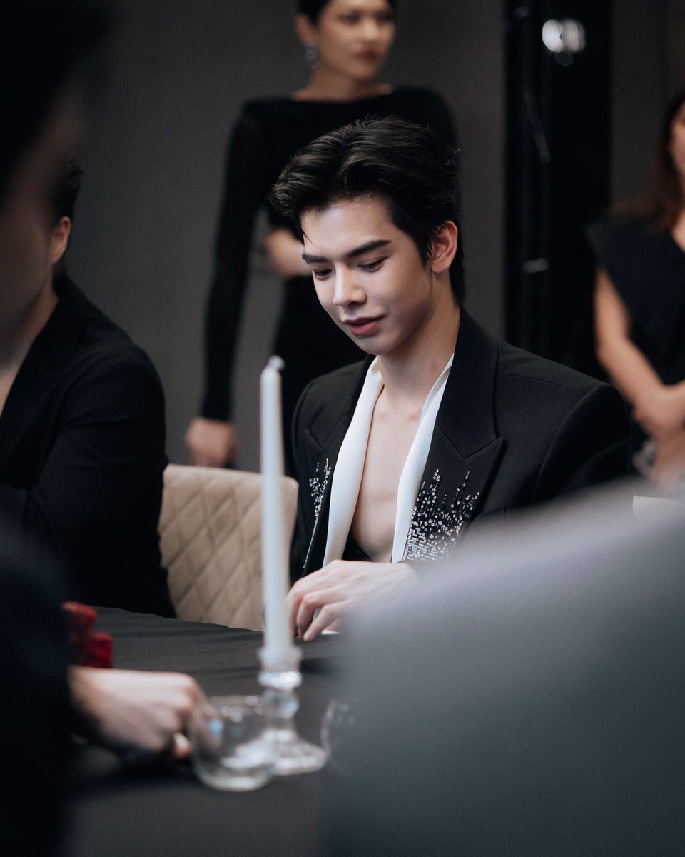 BABE_OFC's tweet photo. 𝑰𝑮 𝑼𝒑𝒅𝒂𝒕𝒆 : https://t.co/VFlIVZYlpG

💬 SC | Luminous Sanctuary: PRIVÉ Masterclasses ✨

วันนี้ได้มาสัมผัสอีกหนึ่งมุมของคำว่า "Living in Nature" ผ่านประสบการณ์สุดพิเศษจาก SC ร่วมกับ Armani Beauty ที่พาเราเข้าสู่โลกของArmani/Prive Haute Couture Fragrances ผ่านทั้ง Inspiration, Olfactory Talk และ Craft Workshop

สิ่งที่ชอบคือการได้ค้นพบว่า "กลิ่น" สามารถถ่ายทอดทั้งธรรมชาติอารมณ์ และตัวตนของเราออกมาได้อย่างน่าสนใจมาก

ตั้งแต่ Armani Prive The Yulong Limited Edition ที่ถ่ายทอดความสดชื่นและสงบนิ่งของทิวเขา Yulong ผ่านกลิ่นชา ไปจนถึงOud Nacre ที่นุ่มลื่นและหรูหราราวกับสัมผัสของผ้าไหม รวมถึง Cuir Nu และ Cuir Dore ที่ตีความความอบอุ่นและความหรูหราของกลิ่นหนังออกมาในคนละอารมณ์

ทั้งหมดถูกถ่ายทอดท่ามกลางบรรยากาศของ Bangkok Boulevard Signature ซีรีส์ใหม่ ที่นำธรรมชาติมาตีความในสไตล์ Modern Tropical ได้อย่างลงตัว ทำให้เรื่องราวของกลิ่นและพื้นที่อยู่อาศัยเชื่อมโยงกันอย่างเป็นธรรมชาติ

จากธรรมชาติรอบตัว
สู่แรงบันดาลใจ
และกลายเป็นกลิ่นที่สะท้อนตัวตนของเรา

เพราะบางครั้ง "ความเป็นตัวเรา" ก็สามารถถ่ายทอดออกมาเป็นก ลิ่นได้เช่นกัน ✨

#LuminousSanctuary
#ArmaniFragrance #BangkokBoulevardSignature
#TheNewSC 
#babiibabe