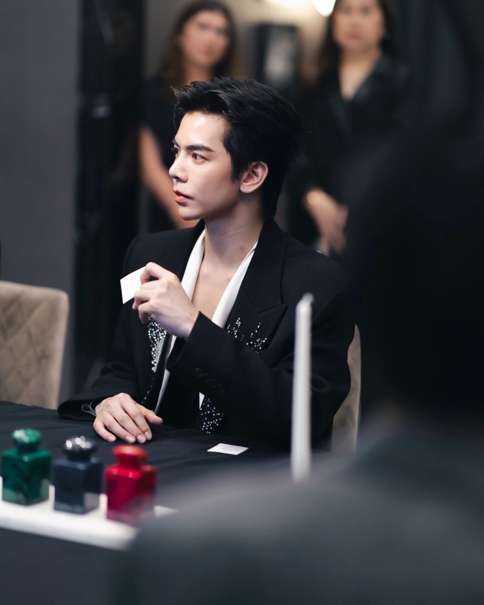 BABE_OFC's tweet photo. 𝑰𝑮 𝑼𝒑𝒅𝒂𝒕𝒆 : https://t.co/VFlIVZYlpG

💬 SC | Luminous Sanctuary: PRIVÉ Masterclasses ✨

วันนี้ได้มาสัมผัสอีกหนึ่งมุมของคำว่า "Living in Nature" ผ่านประสบการณ์สุดพิเศษจาก SC ร่วมกับ Armani Beauty ที่พาเราเข้าสู่โลกของArmani/Prive Haute Couture Fragrances ผ่านทั้ง Inspiration, Olfactory Talk และ Craft Workshop

สิ่งที่ชอบคือการได้ค้นพบว่า "กลิ่น" สามารถถ่ายทอดทั้งธรรมชาติอารมณ์ และตัวตนของเราออกมาได้อย่างน่าสนใจมาก

ตั้งแต่ Armani Prive The Yulong Limited Edition ที่ถ่ายทอดความสดชื่นและสงบนิ่งของทิวเขา Yulong ผ่านกลิ่นชา ไปจนถึงOud Nacre ที่นุ่มลื่นและหรูหราราวกับสัมผัสของผ้าไหม รวมถึง Cuir Nu และ Cuir Dore ที่ตีความความอบอุ่นและความหรูหราของกลิ่นหนังออกมาในคนละอารมณ์

ทั้งหมดถูกถ่ายทอดท่ามกลางบรรยากาศของ Bangkok Boulevard Signature ซีรีส์ใหม่ ที่นำธรรมชาติมาตีความในสไตล์ Modern Tropical ได้อย่างลงตัว ทำให้เรื่องราวของกลิ่นและพื้นที่อยู่อาศัยเชื่อมโยงกันอย่างเป็นธรรมชาติ

จากธรรมชาติรอบตัว
สู่แรงบันดาลใจ
และกลายเป็นกลิ่นที่สะท้อนตัวตนของเรา

เพราะบางครั้ง "ความเป็นตัวเรา" ก็สามารถถ่ายทอดออกมาเป็นก ลิ่นได้เช่นกัน ✨

#LuminousSanctuary
#ArmaniFragrance #BangkokBoulevardSignature
#TheNewSC 
#babiibabe