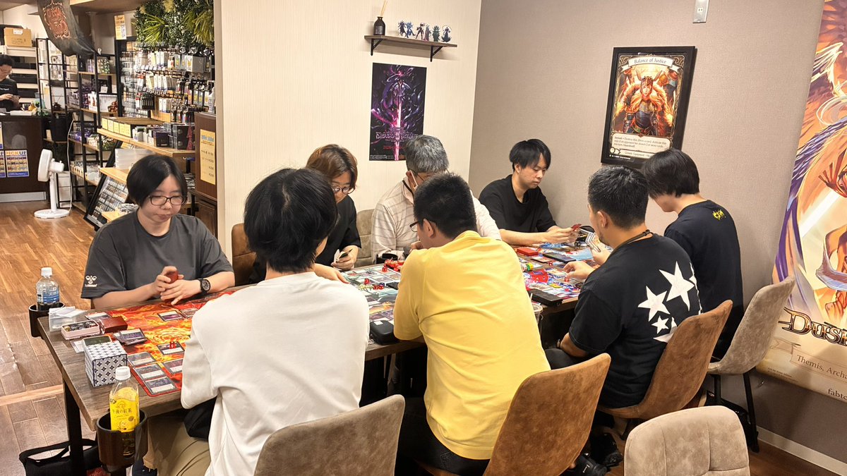 watachannel's tweet photo. わたちゃんCUPmini優勝者は『ショーマン、ブラーボ』を使用した、こーや（@vanguard5698243）さん🥇
おめでとうございます🎉

皆様お越しいただきありがとうございました😊

本日お配りしたトークンをGo Againのアーモリーで見せると追加でGEM packがもらえるのでまた遊びに行こう‼️

#わたちゃか https://t.co/uGYwzfRFPU