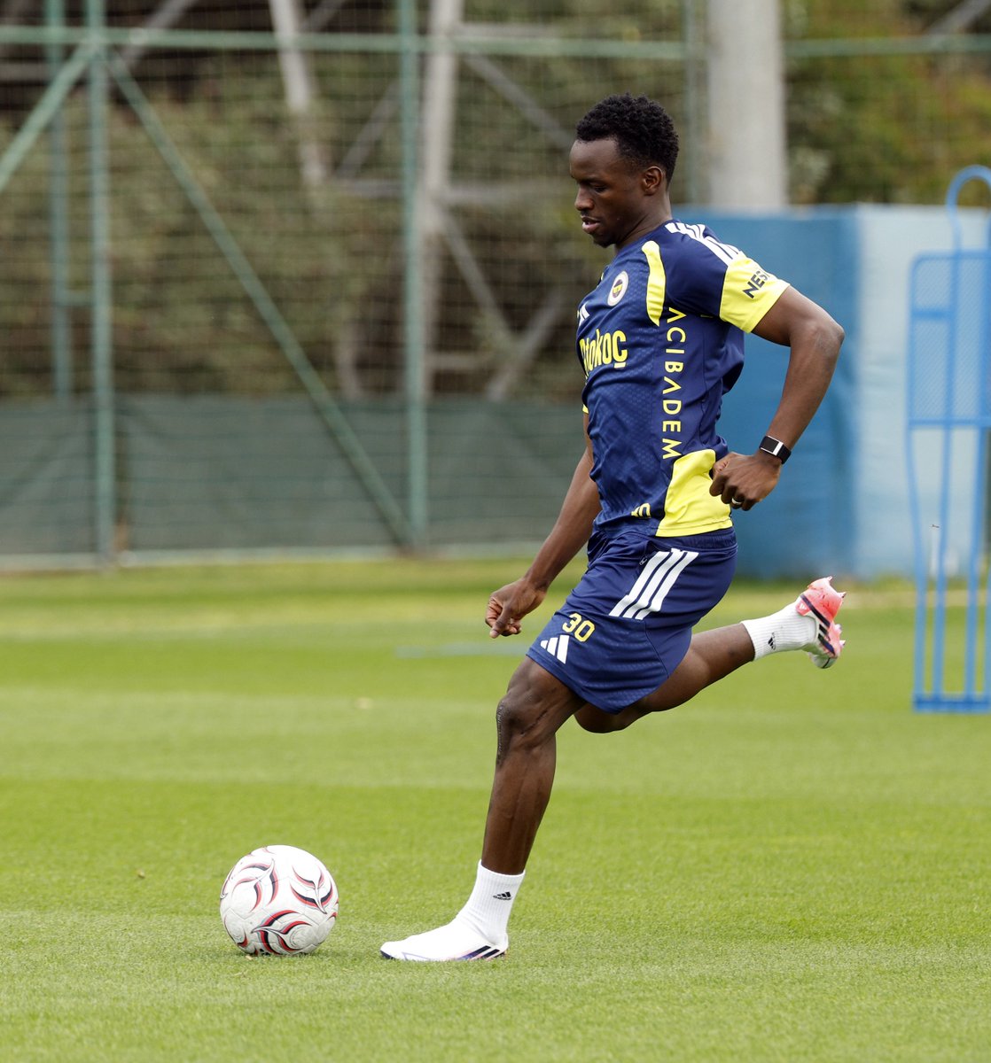 ajansfenercom's tweet photo. Amara Diouf, takımla birlikte çalışmalara başladı. https://t.co/c4lE8ZwogS