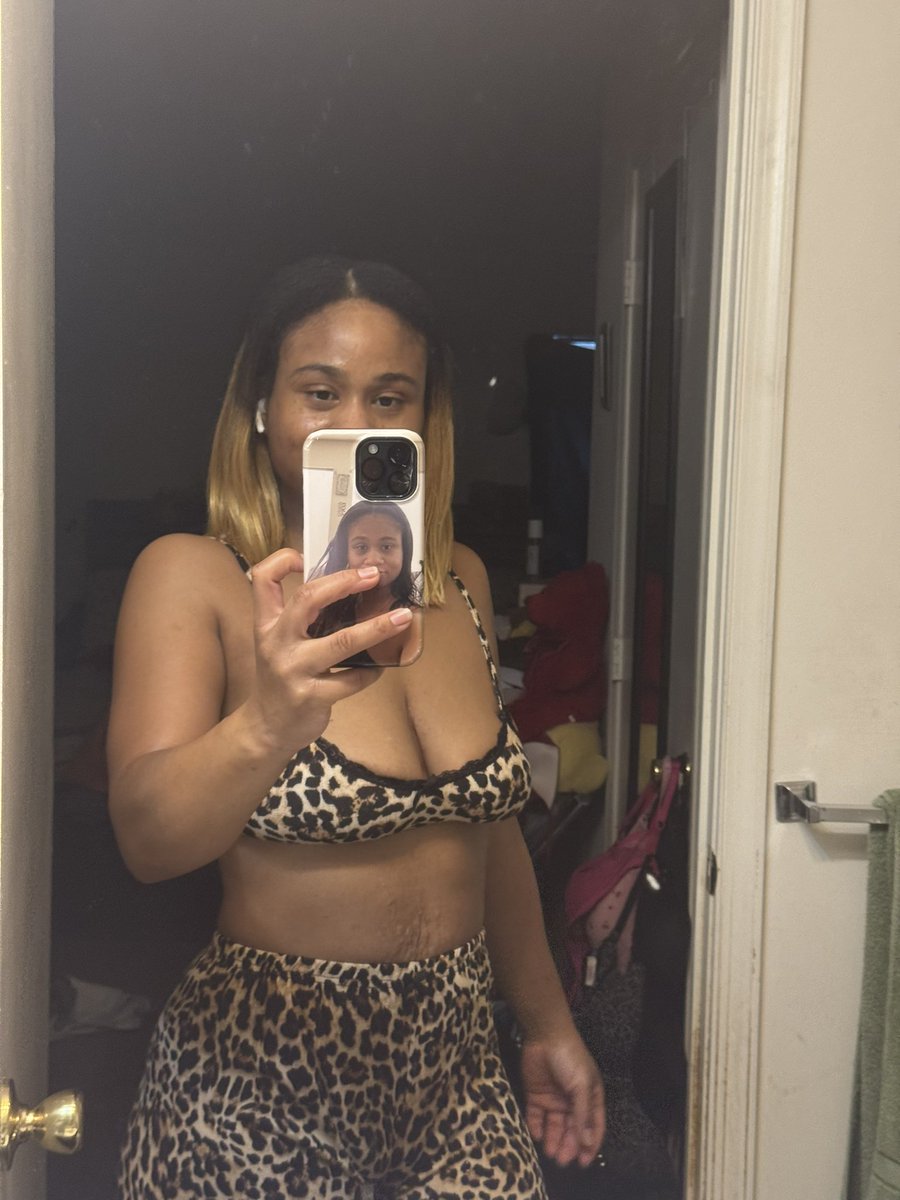 CarneaColeman's tweet photo. Meow come rub on me here https://t.co/JwtKxuNpL2 https://t.co/c9NJYZOCIA