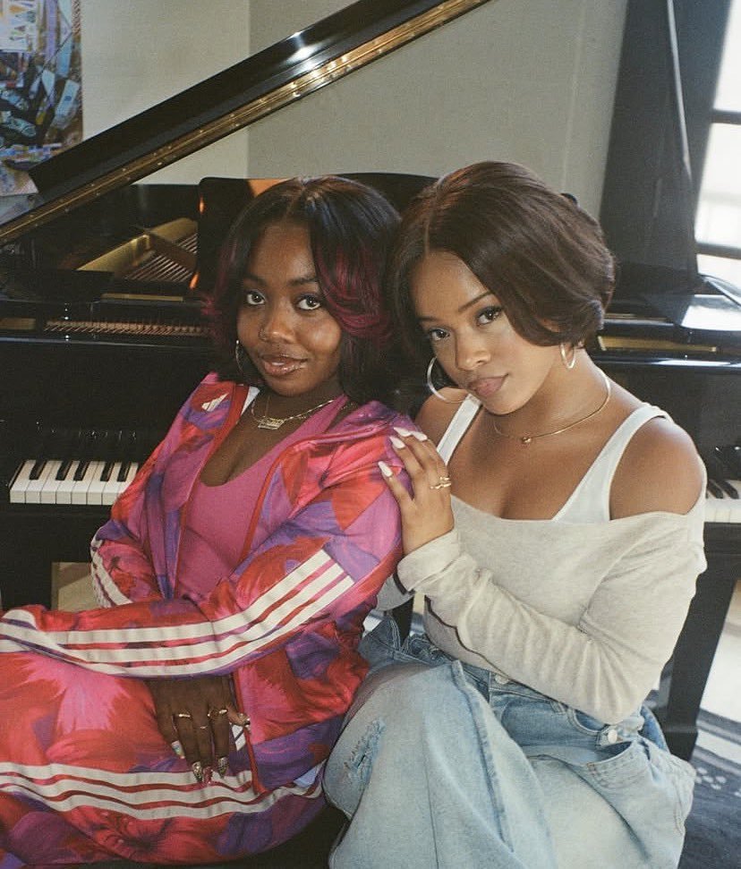 hiscoraline's tweet photo. two pretty bestfriends 💋 https://t.co/kaUx44QosD